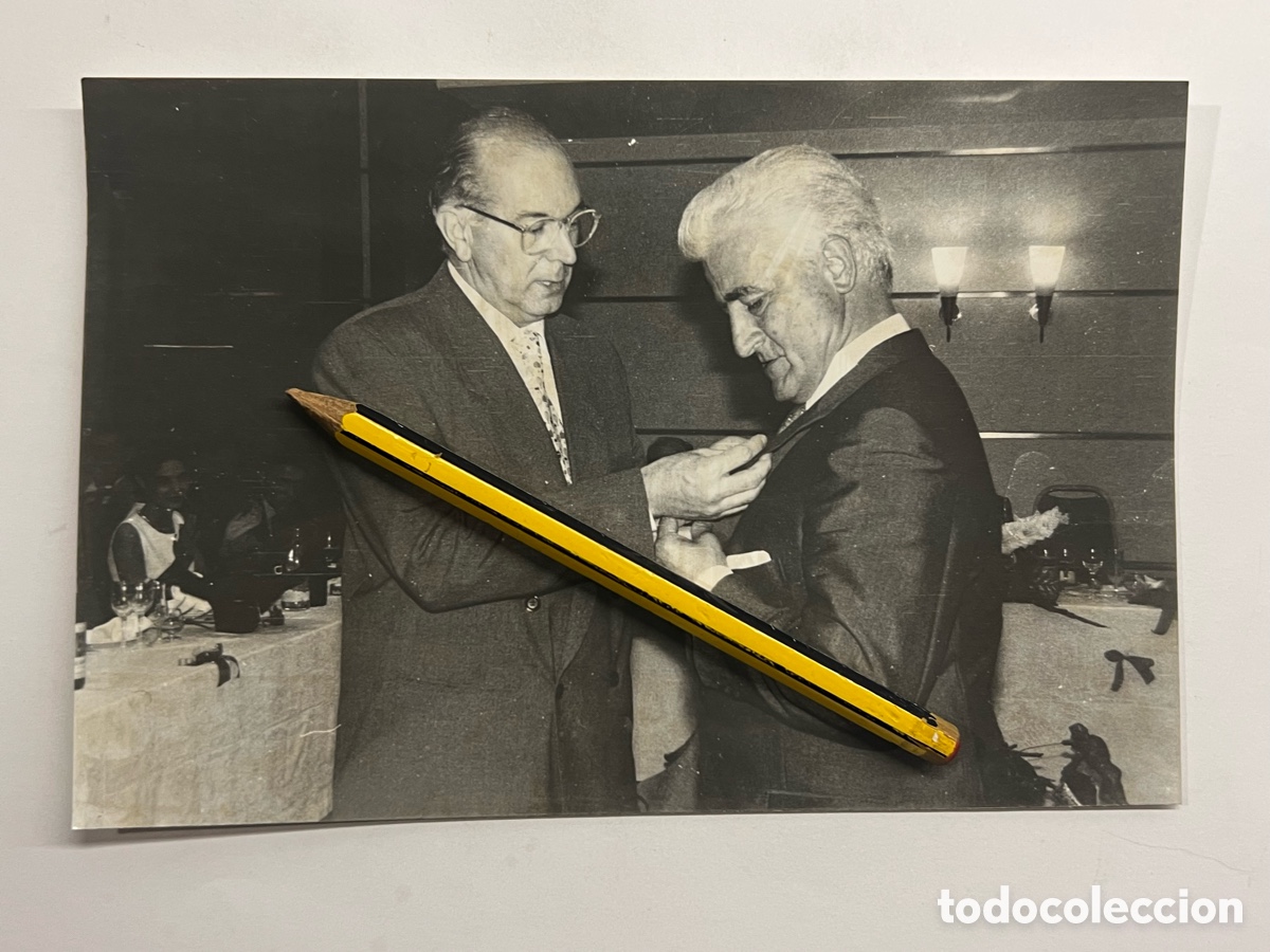 Photographie ancienne: CHAPESTRO, fot&oacute;grafo. Club taurino de Arnedo entrega Zapato de oro. Santiago Martin EL VITI (a.1996)