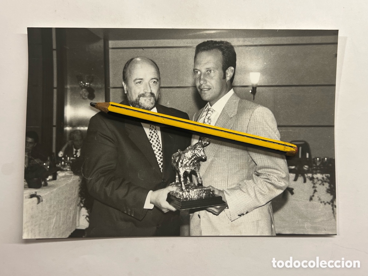 Photographie ancienne: CHAPESTRO, fot&oacute;grafo. El Alcalde de Arnedo entrega Zapato de oro al Ganadero Cebada Gago (a.1996)