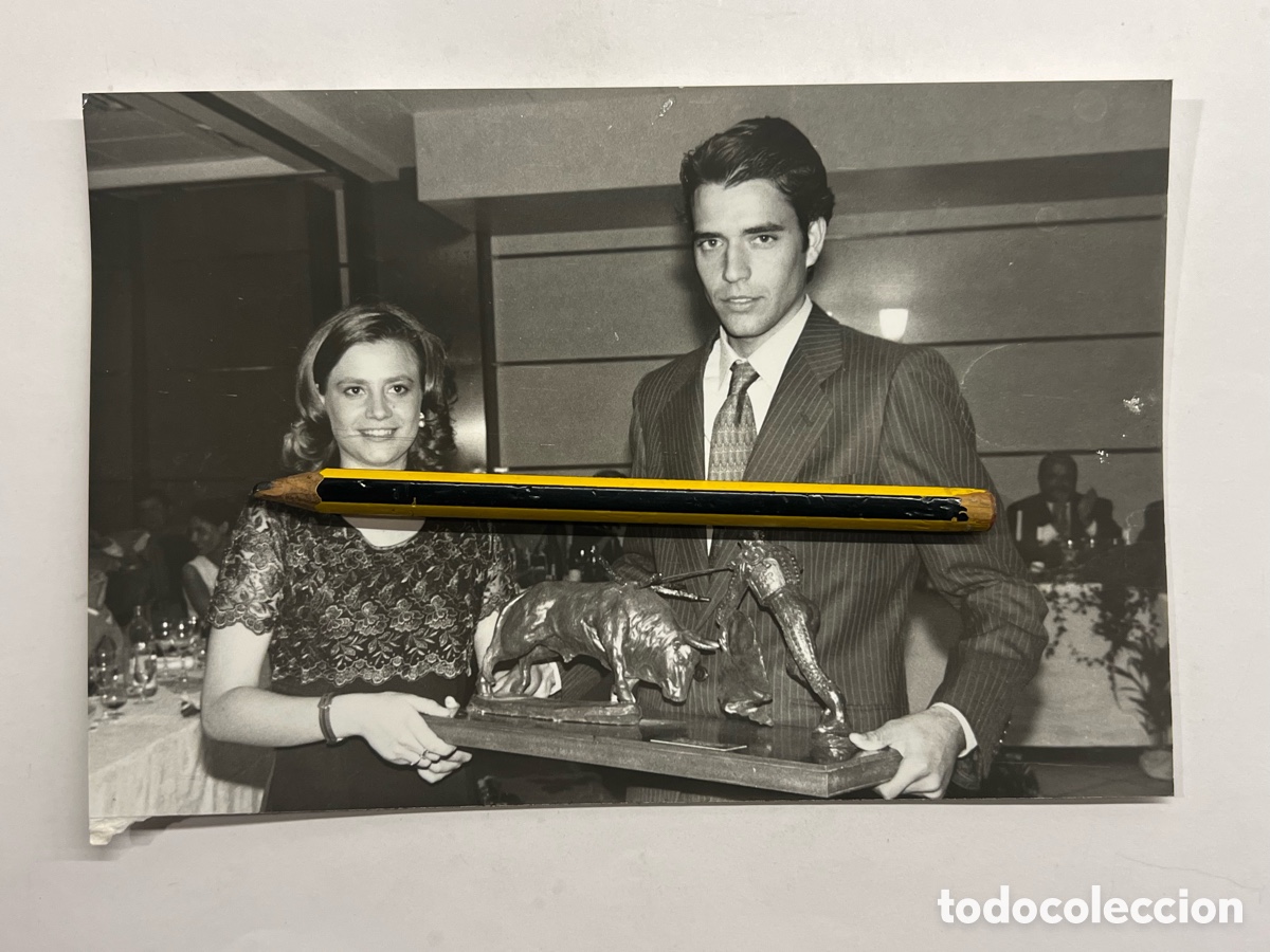 Photographie ancienne: CHAPESTRO, fot&oacute;grafo. UCEDA LEAL, recibe Zapato de oro Club taurino de Arnedo (a.1995)