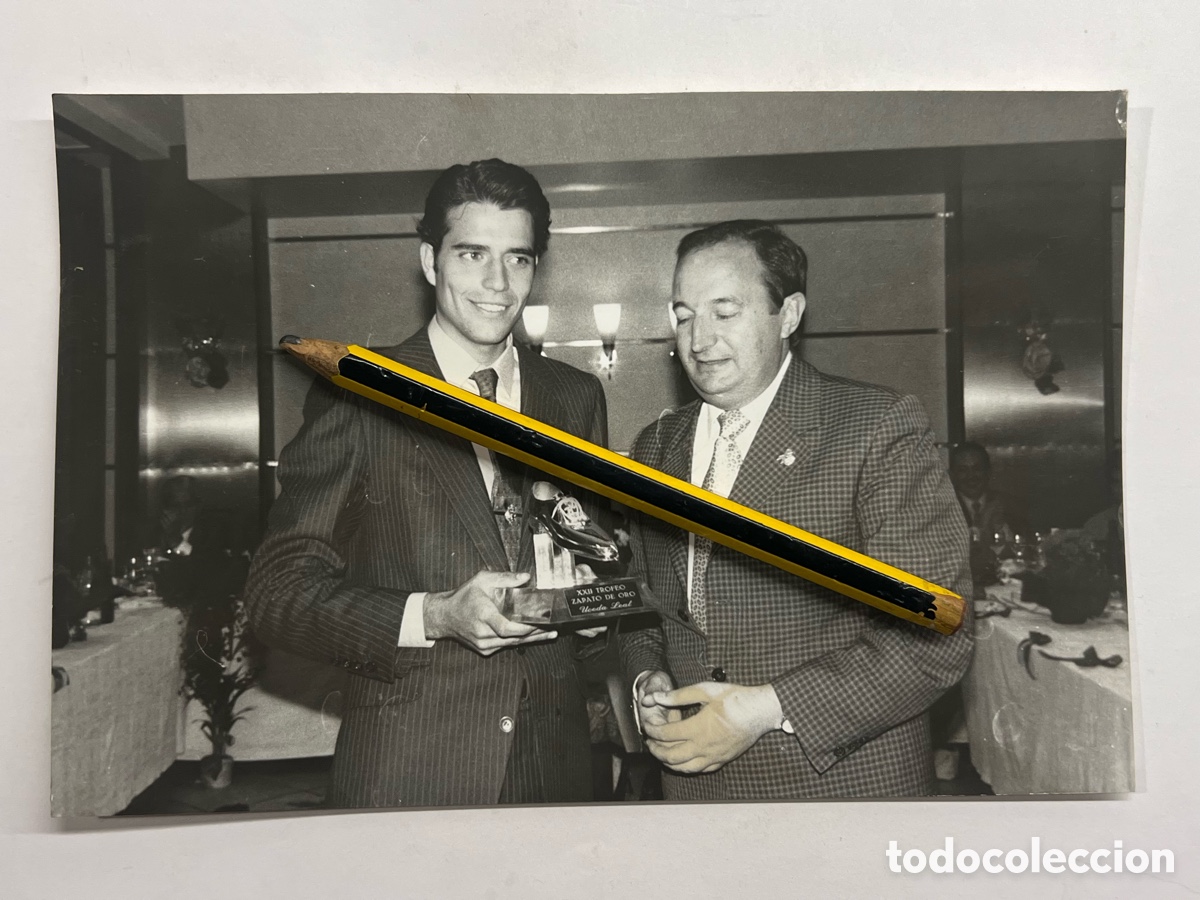 Fotograf&iacute;a antigua: CHAPESTRO, fot&oacute;grafo. UCEDA LEAL, recibe de Don Pedro Sanz.. Zapato de oro Club taurino de Arnedo