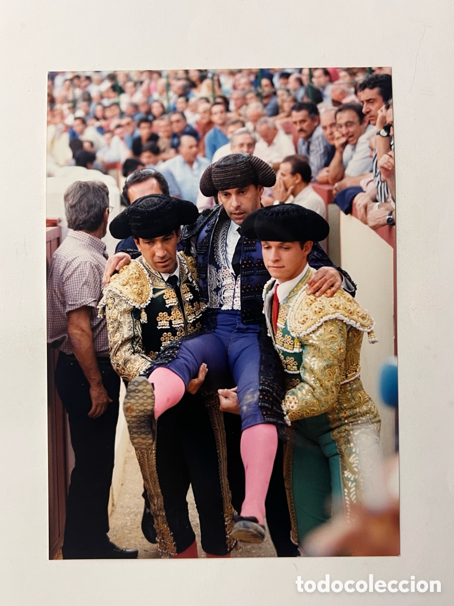 Antique Photography: TOROS. Los toreros Juan Mora y el Juli llevan a la enfermer&iacute;a al Banderillero Joselito (a.2000)