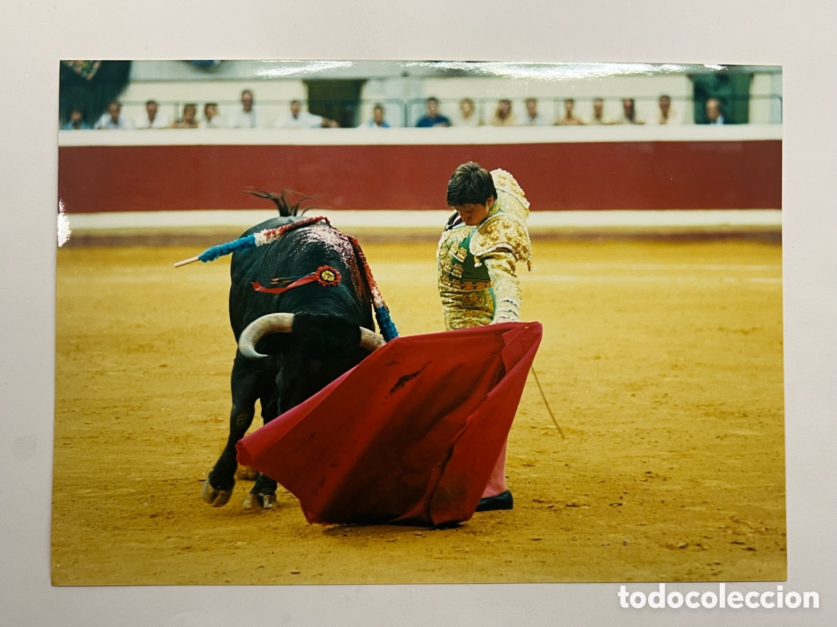 Fotograf&iacute;a antigua: TOROS. Torero EL JULI.. Pase Natural &hellip; (a.2000) Medidas: 15 x 21 cm.,