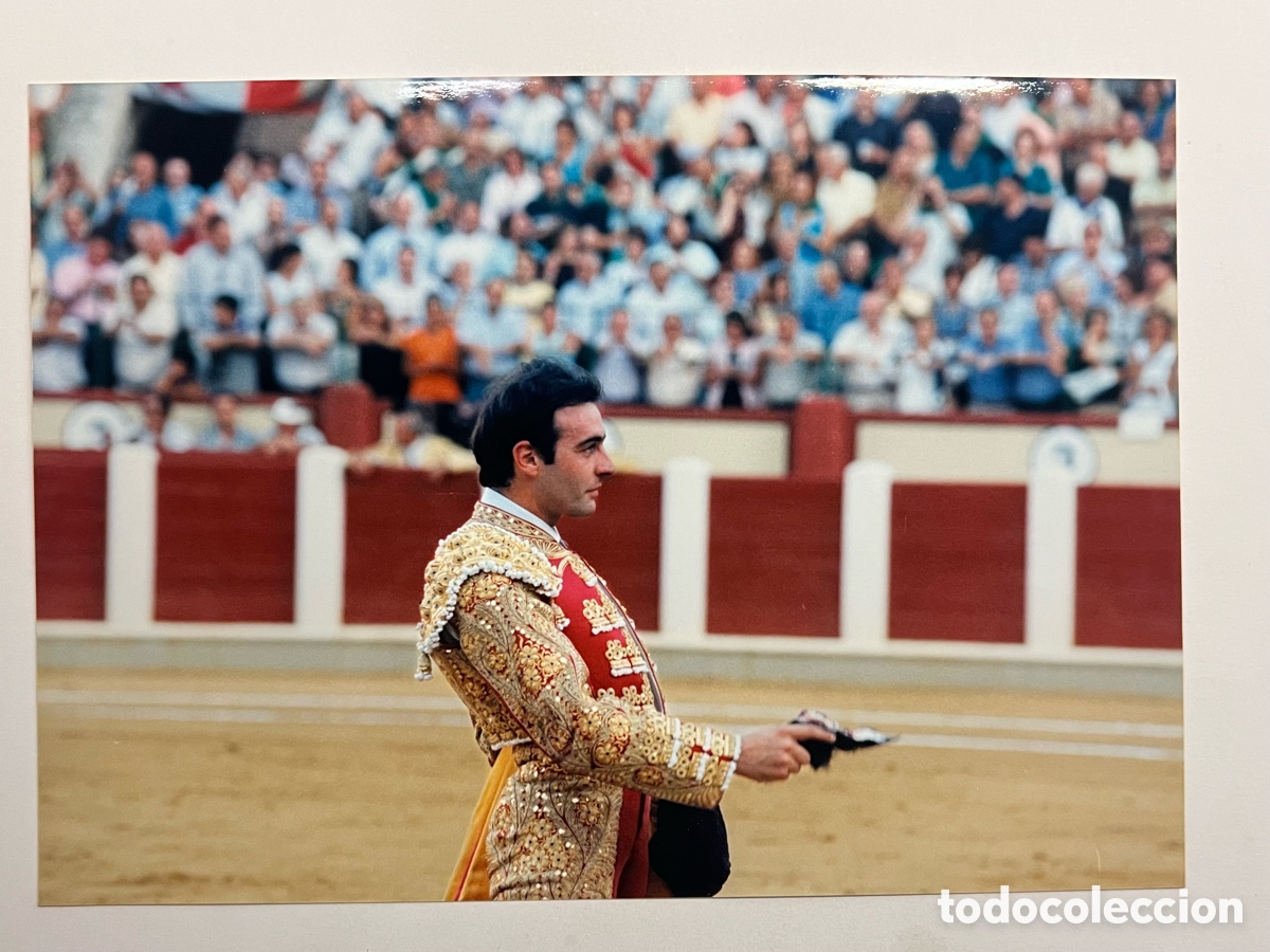 Fotograf&iacute;a antigua: TOROS. Torero ENRIQUE PONCE. Orejas del segundo toro &hellip; (a.2000) Medidas: 12,5 x 18 cm