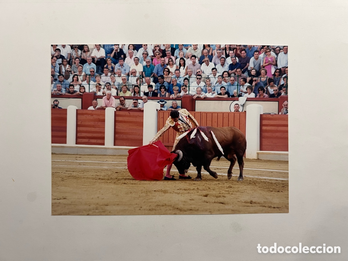 Fotograf&iacute;a antigua: TOROS. Torero ENRIQUE PONCE. Derechazo&hellip; (a.2000) Medidas: 12,5 x 18 cm.,