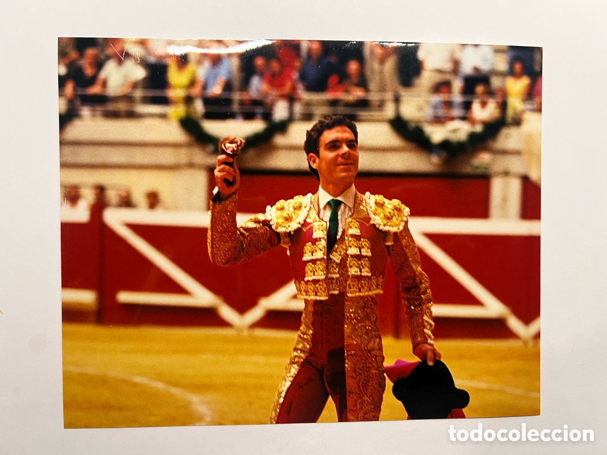 Fotograf&iacute;a antigua: TOROS. Torero Jos&eacute; Tomas. Orejas del segundo toro &hellip; (a.2000) Medidas: 15 x 19 cm.