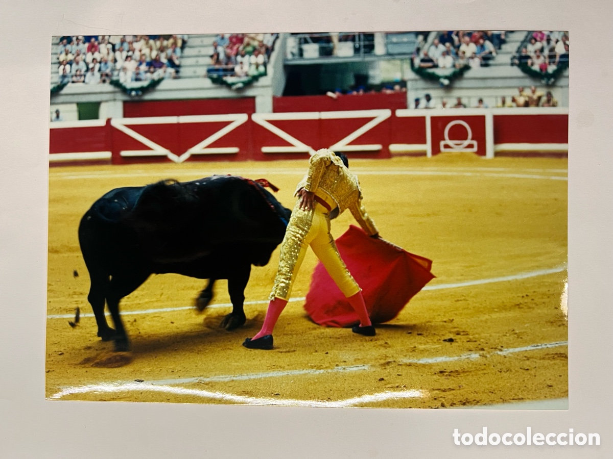 Fotograf&iacute;a antigua: TOROS. Torero JUAN MORA. Pase Natural &hellip; (a.2000) Medidas: 15 x 21,5 cm.,