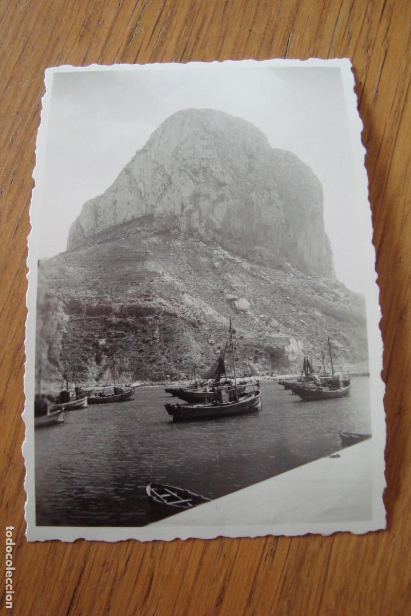 Fotograf&iacute;a antigua: ANTIGUA FOTOGRAFIA GRUPO BARCOS DE VELA PESQUEROS? FRENTE A PE&Ntilde;ON IFACH ALICANTE 1953.