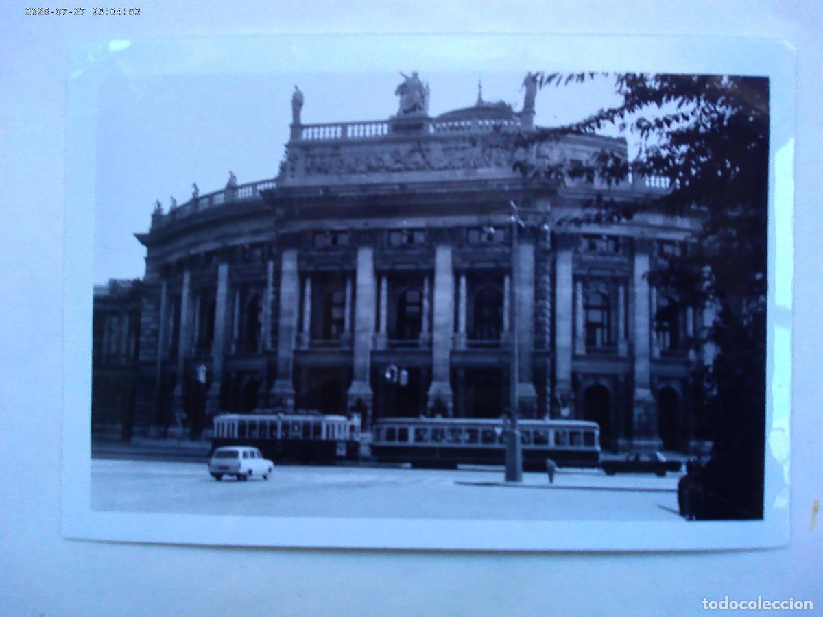 Alte Fotografie: FOTO DE COCHE DE EPOCA Y TRANVIA ANTE EL PALACIO DEL TEATRO, VIENA ( AUSTRIA )