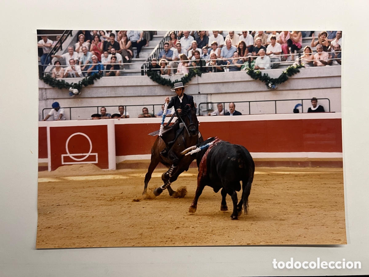 Fotograf&iacute;a antigua: TOROS. PABLO HERMOSO Rejoneador. Dia Alternativa de Martin Gonz&aacute;lez Porrras. Plaza Toros Valencia
