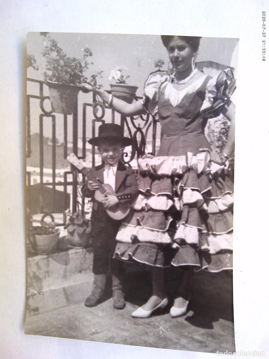 Fotograf&iacute;a antigua: FOTO DE FERIA : SE&Ntilde;ORITA VESTIDA DE FLAMENCA Y NI&Ntilde;O DE CORTO CON GUITARRA DE JUGUETE