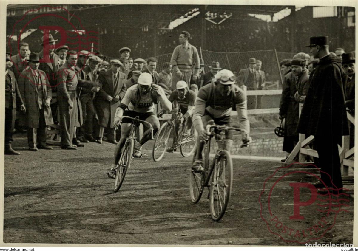 Fotograf&iacute;a antigua: LE CRITERIUM DE PRINTEMPS ARRIVEE DES COUREURS CICLISMO CYCLISTE 18*13CM Photo Meurisse Paris colle
