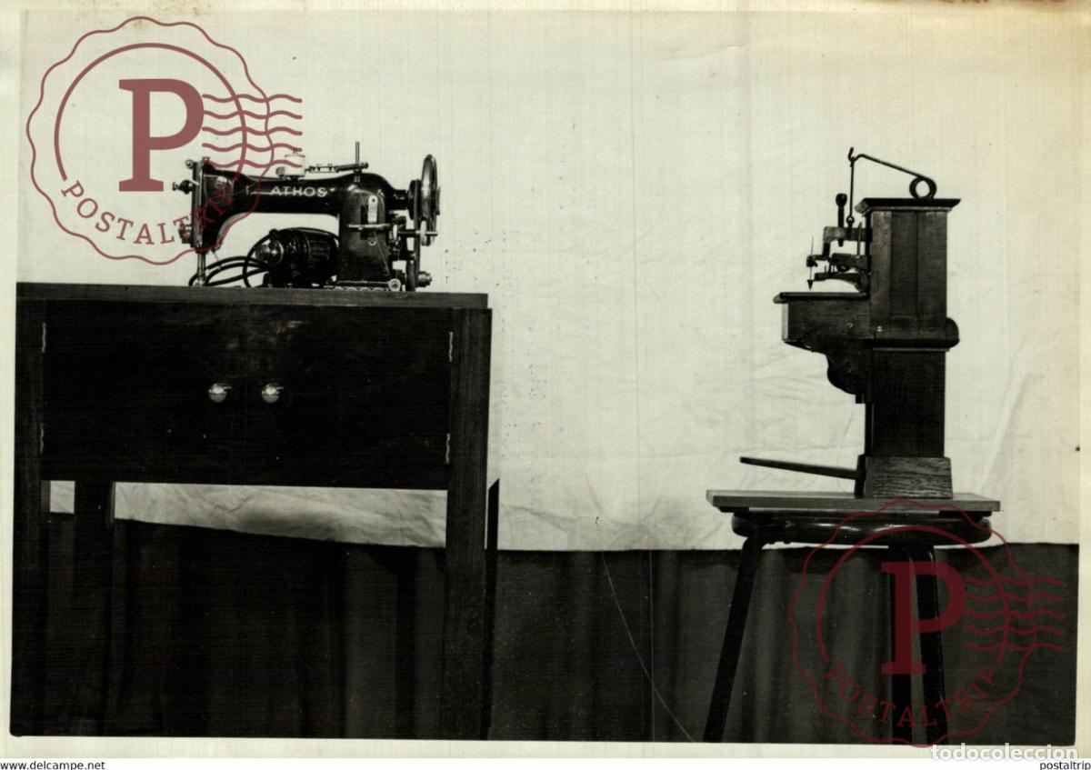 Fotografia antica: ATHOS ARTS ET METIERS L ANCIENNE ET LA NOUVELLE MACHINE A COUDRE 18*13CM Photo Meurisse Paris coll