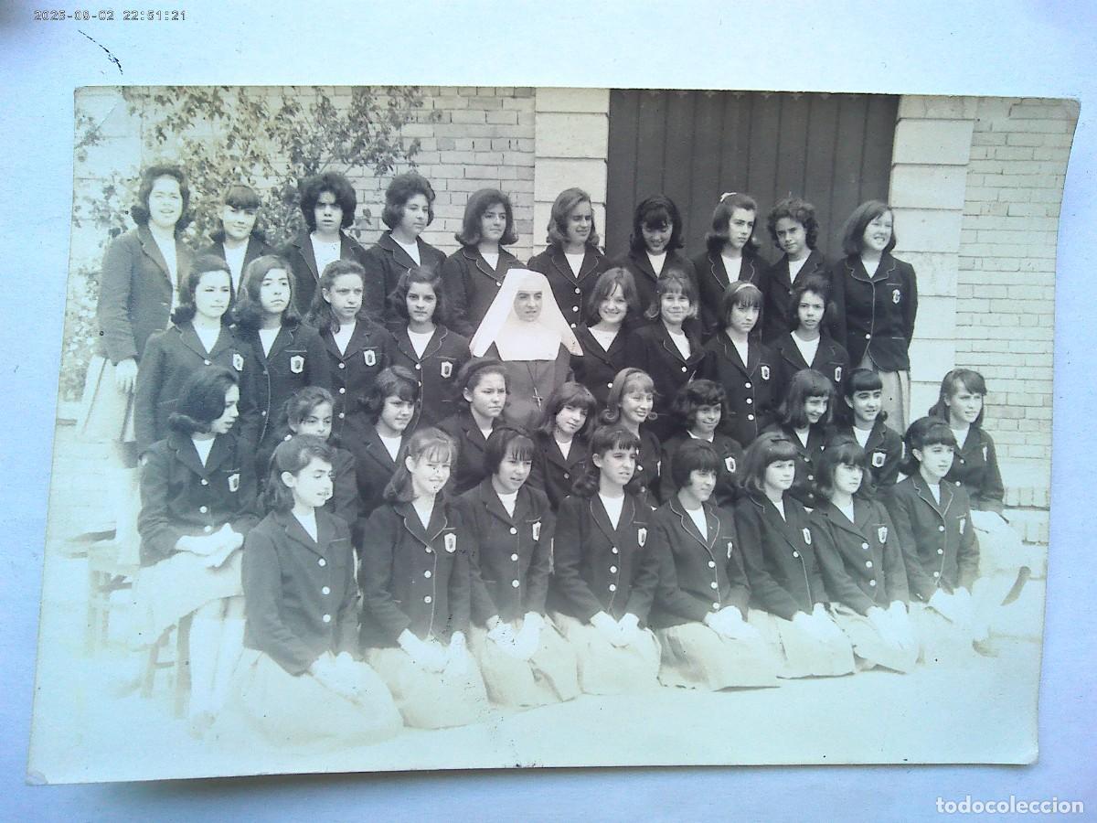 Fotograf&iacute;a antigua: FOTO ESCOLAR : NI&Ntilde;AS CON UNIFORME Y SU PROFESORA RELIGIOSA , MONJA . DE FOTO GOYA