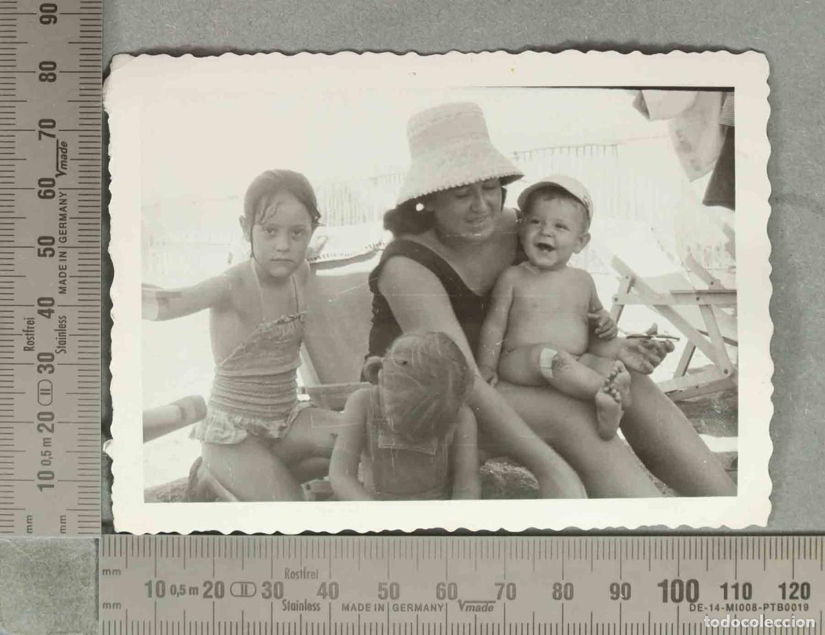 Antique Photography: FOTOGRAFIA. Mujer con tres ni&ntilde;os en la playa HACIA 1960