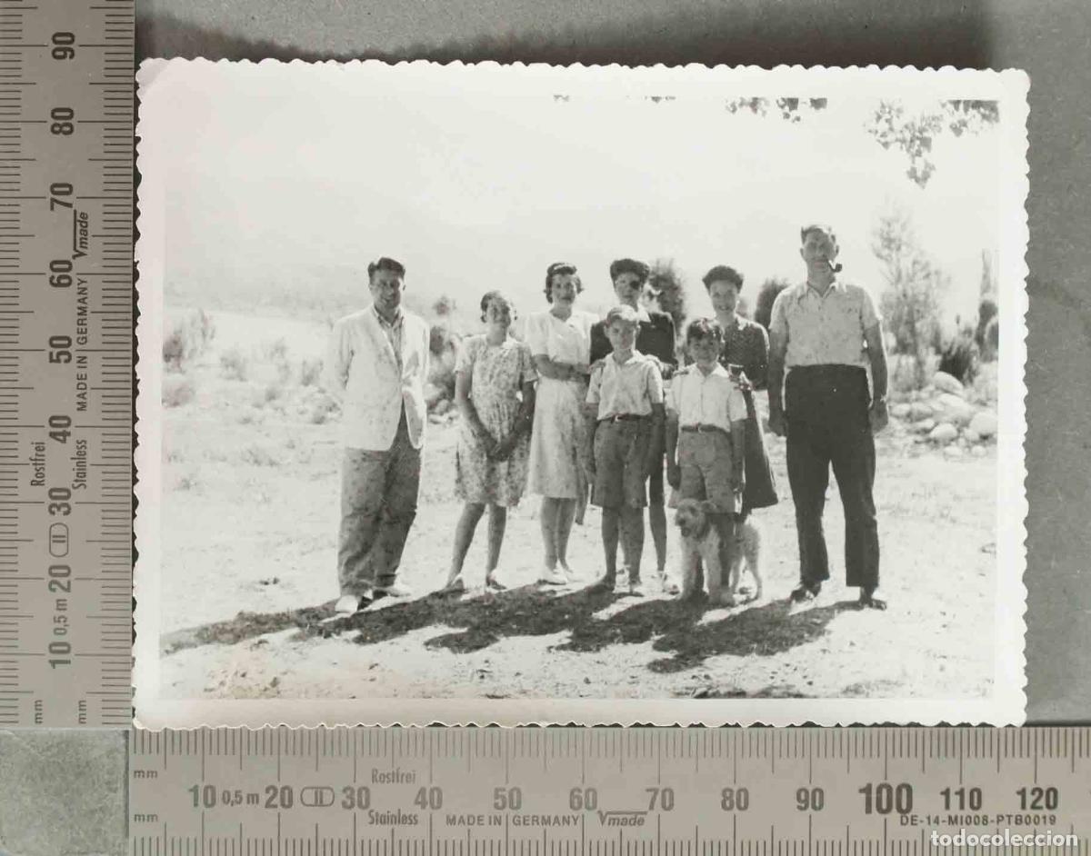 Antique Photography: FOTOGRAFIA. Grupo familiar con perro al aire libre. HACIA 1950