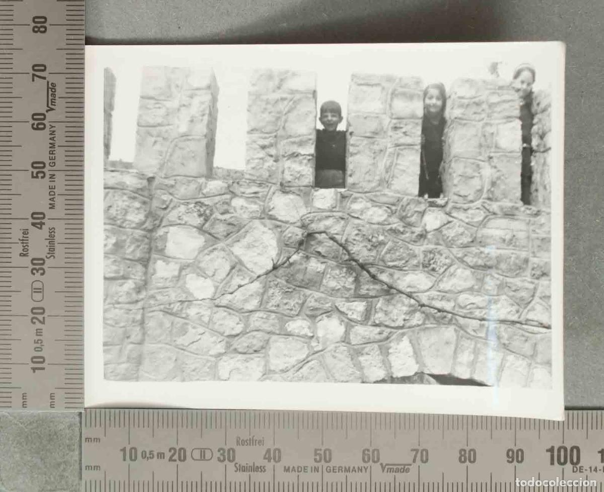 Fotograf&iacute;a antigua: FOTOGRAFIA. Ni&ntilde;os en almenas de muralla de piedra. HACIA 1950