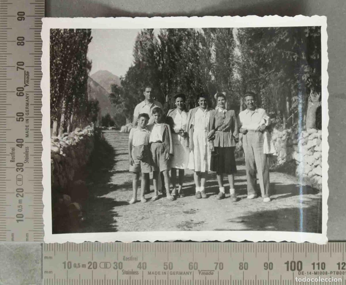 Fotograf&iacute;a antigua: FOTOGRAFIA. GRUPO DE PERSONAS Y NI&Ntilde;OS EN CAMINO. HACIA 1950