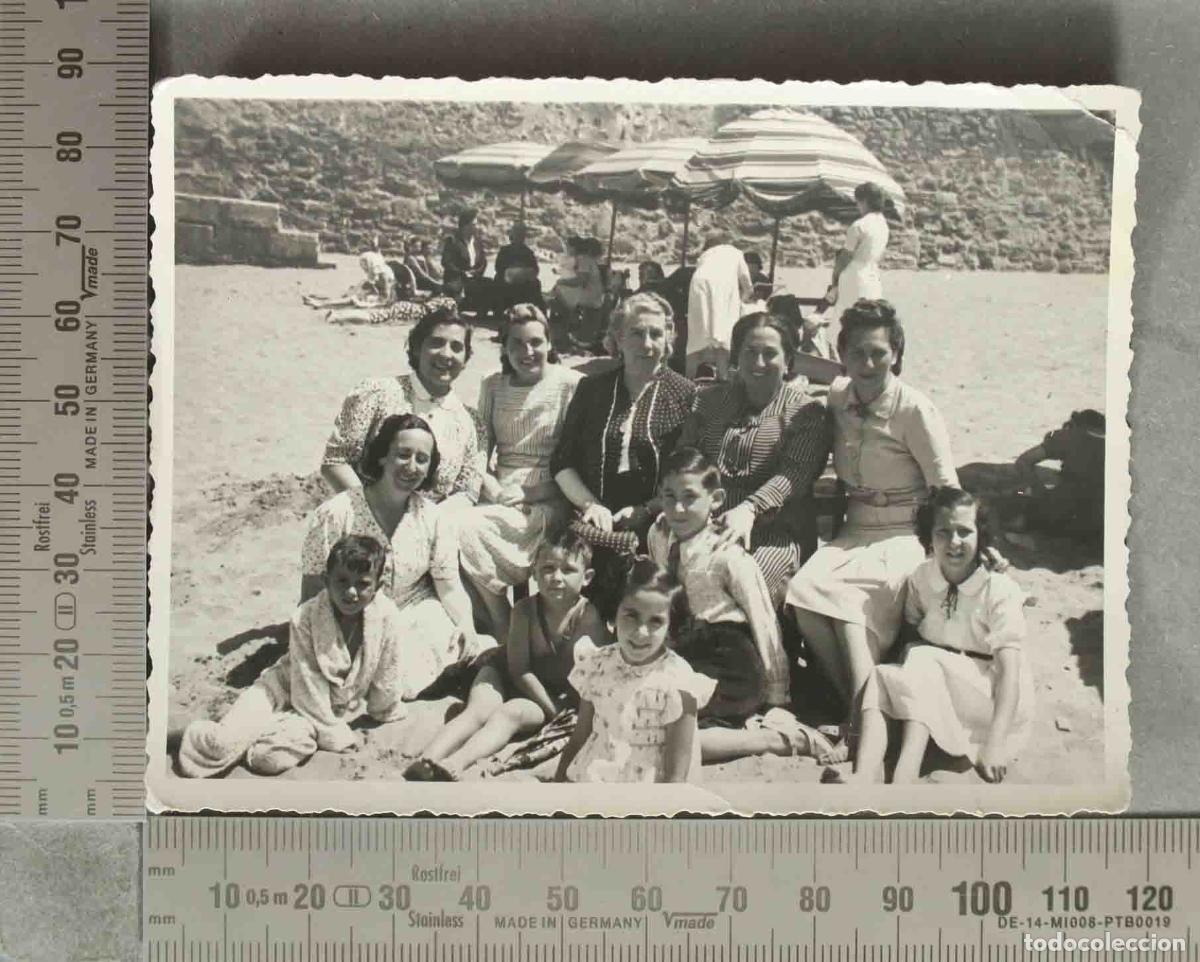 Fotograf&iacute;a antigua: FOTOGRAFIA. Grupo de mujeres y ni&ntilde;os en la playa HACIA 1950