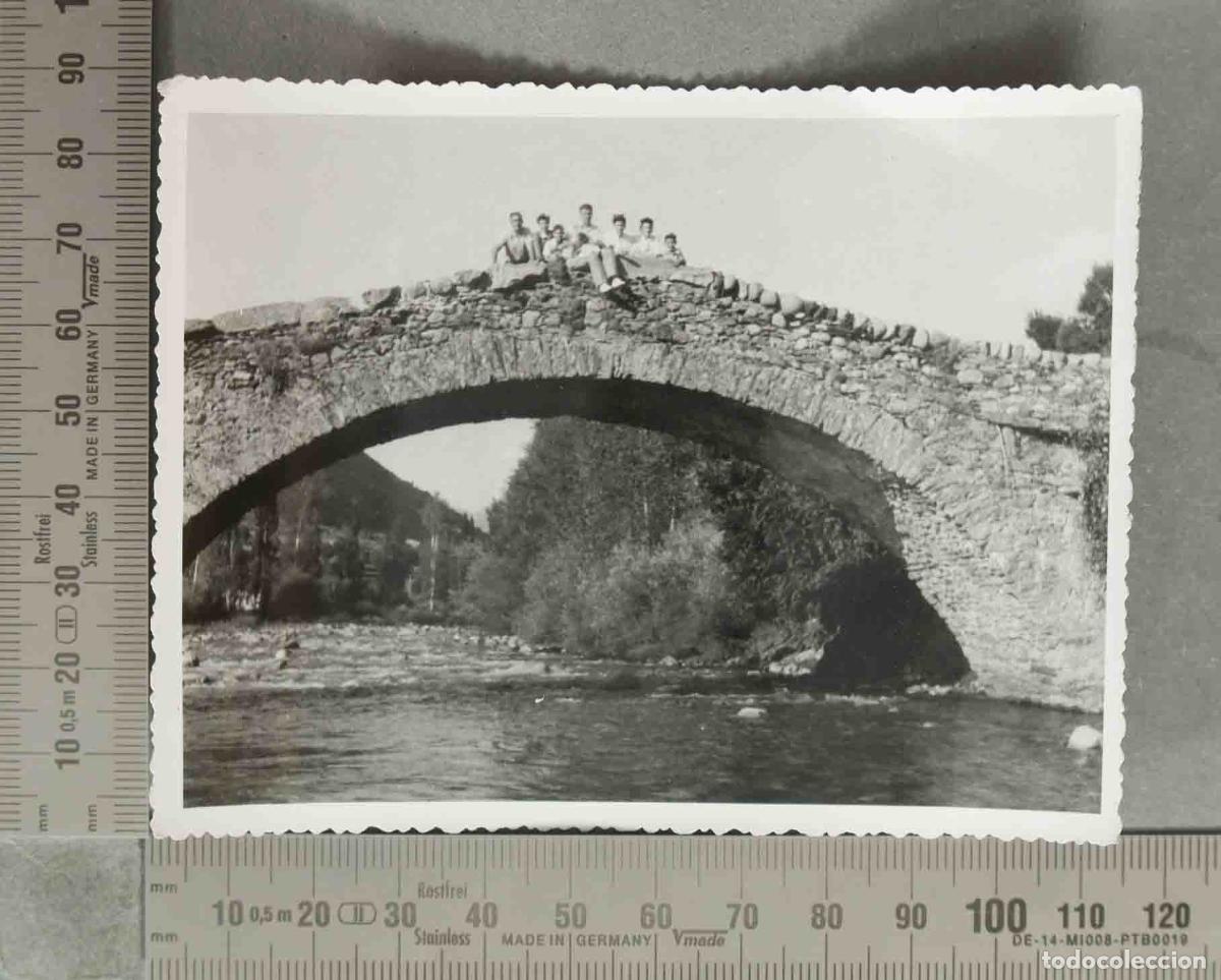 Fotograf&iacute;a antigua: FOTOGRAFIA. Gente sentada en el puente de piedra sobre el r&iacute;o. ARAGON? HACIA 1950