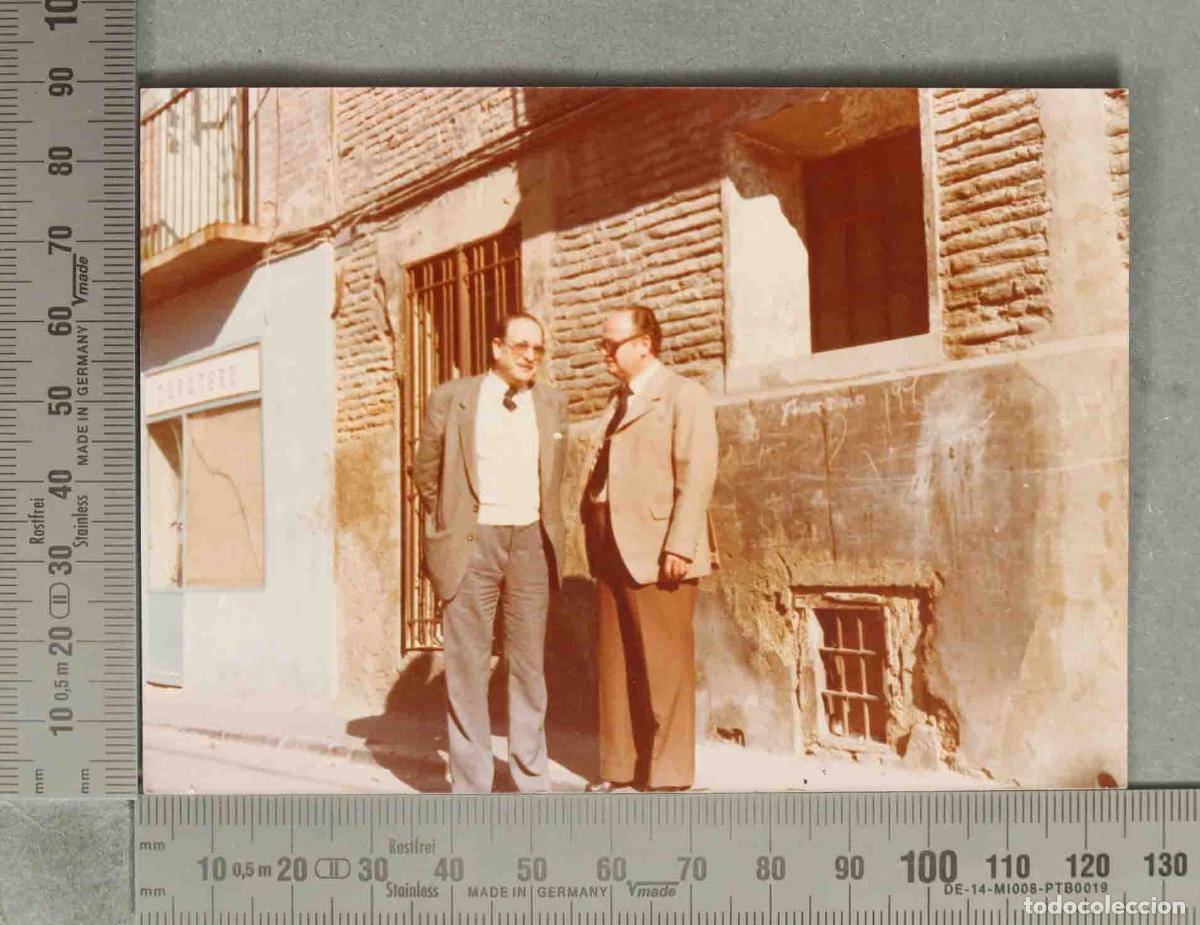 Fotograf&iacute;a antigua: FOTOGRAFIA. FACHADA Zapatero - Dos hombres conversando en la calle. HACIA 1970