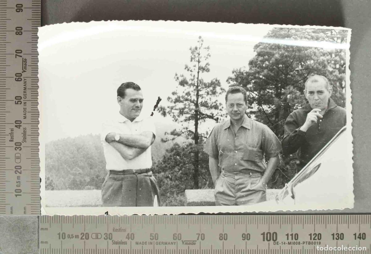 Fotografia antiga: FOTOGRAFIA. HOMBRES EN MIRADOR HACIA 1970