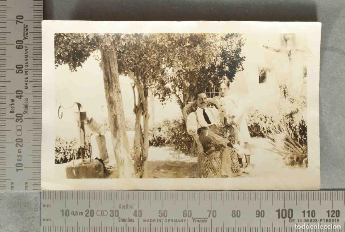 Fotografia antiga: FOTOGRAFIA. HOMBRE CON HIJO EN JARDIN. HACIA 1920
