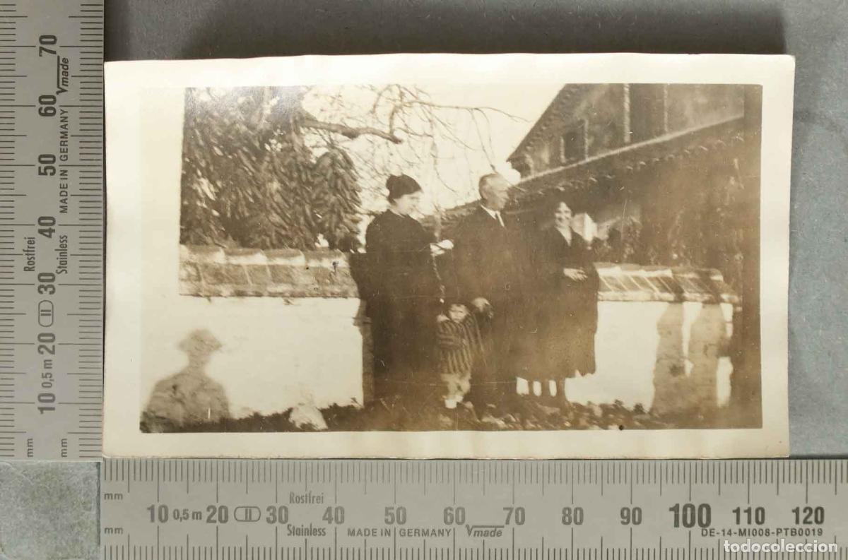 Fotografia antiga: FOTOGRAFIA. Familia con ni&ntilde;o frente a casa de campo. HACIA 1920