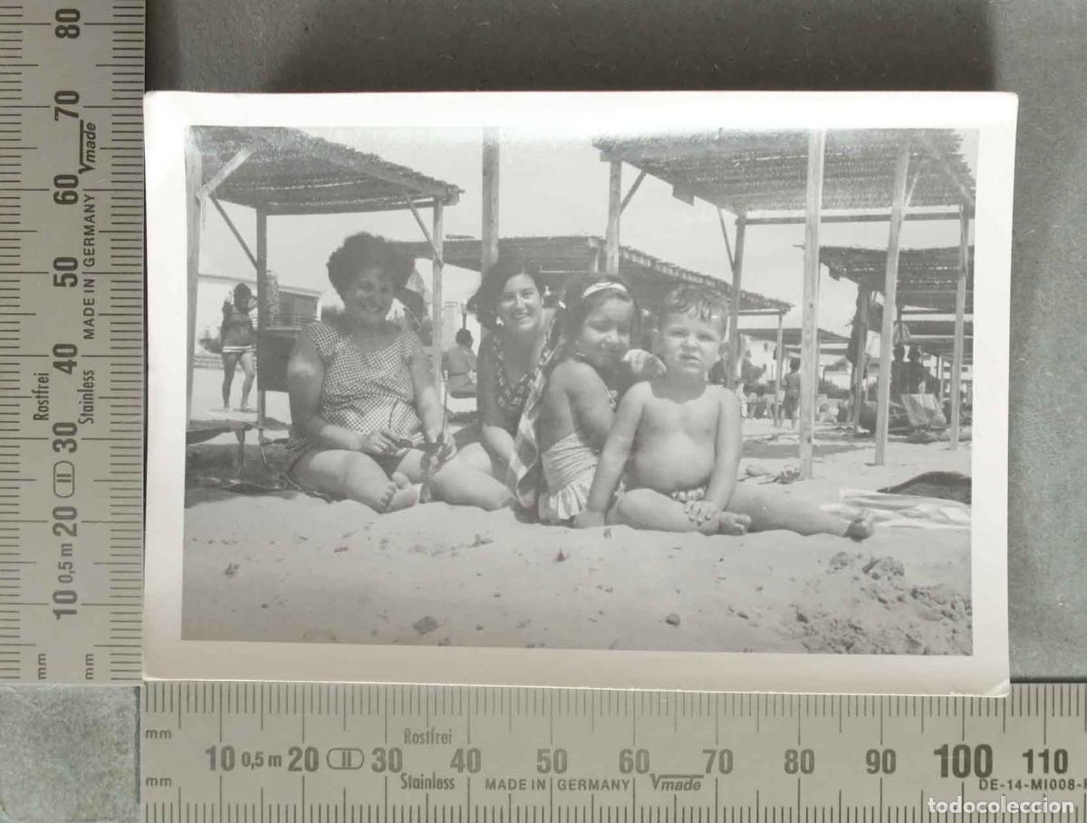 Fotografia antiga: FOTOGRAFIA. MUJERES CON NI&Ntilde;OS EN LA PLAYA. HACIA 1950