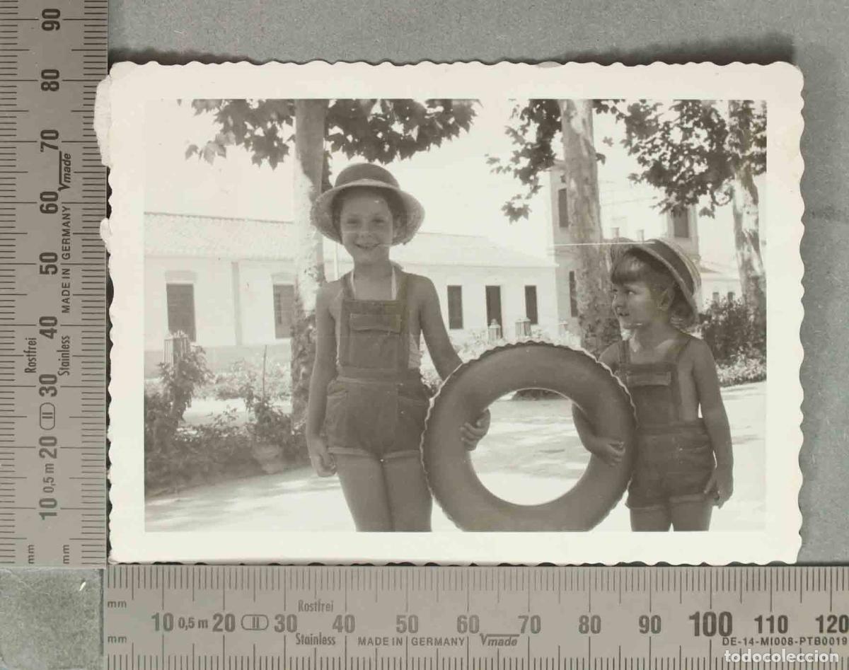 Fotografia antiga: FOTOGRAFIA. Ni&ntilde;os con flotador y petos vaqueros HACIA 1960