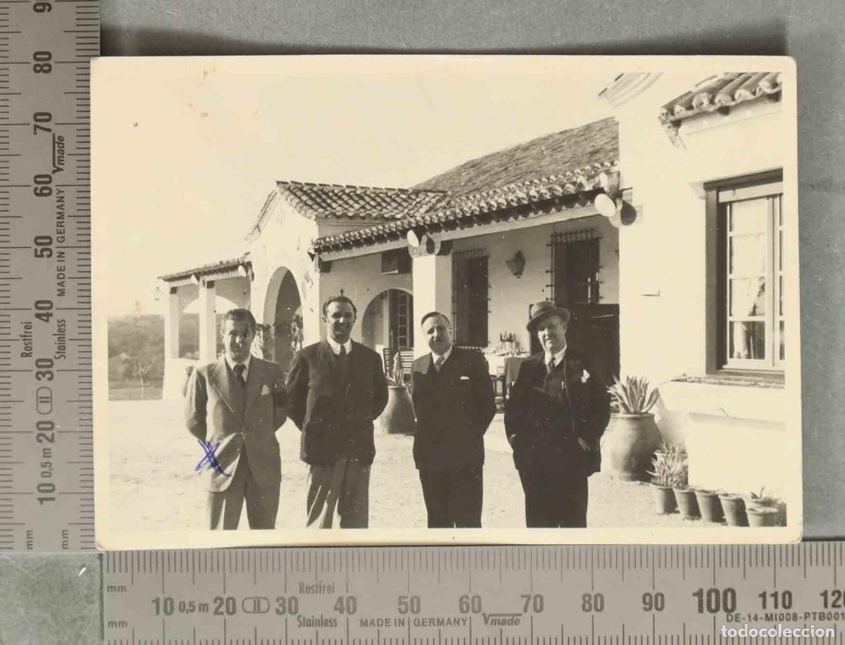 Fotografia antiga: FOTOGRAFIA. SE&Ntilde;ORES EN CHALET. HACIA 1950