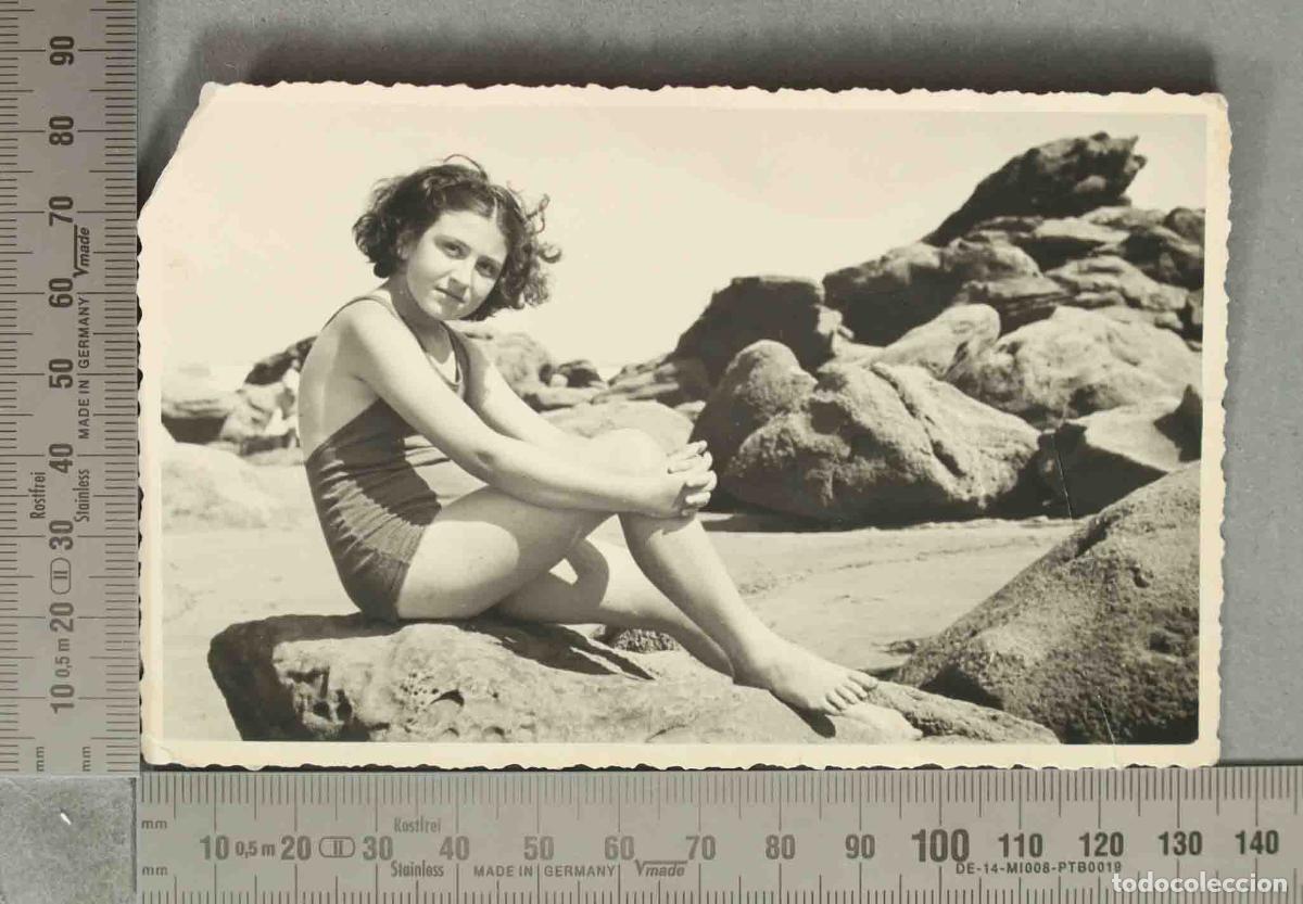 Fotografia antiga: FOTOGRAFIA. NI&Ntilde;A EN LA PLAYA. DEVA. 1944