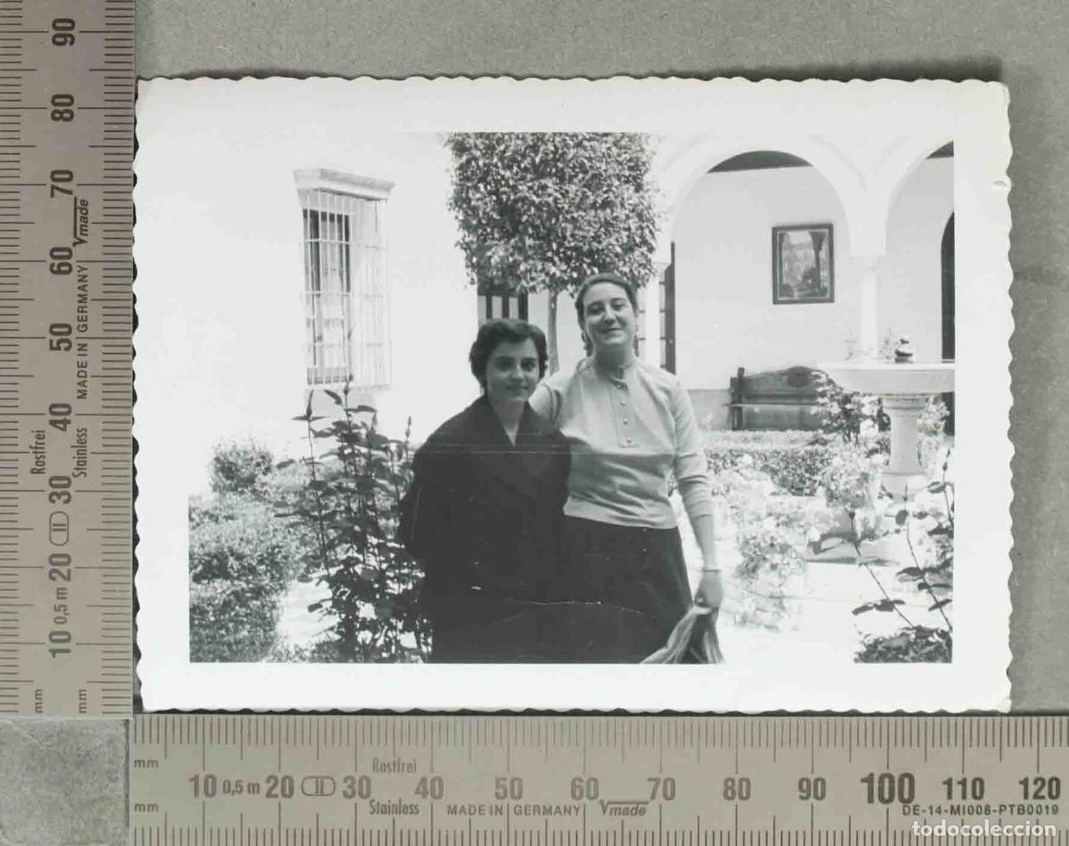 Fotografia antiga: FOTOGRAFIA. Dos mujeres en un patio SEVILLA 1953?
