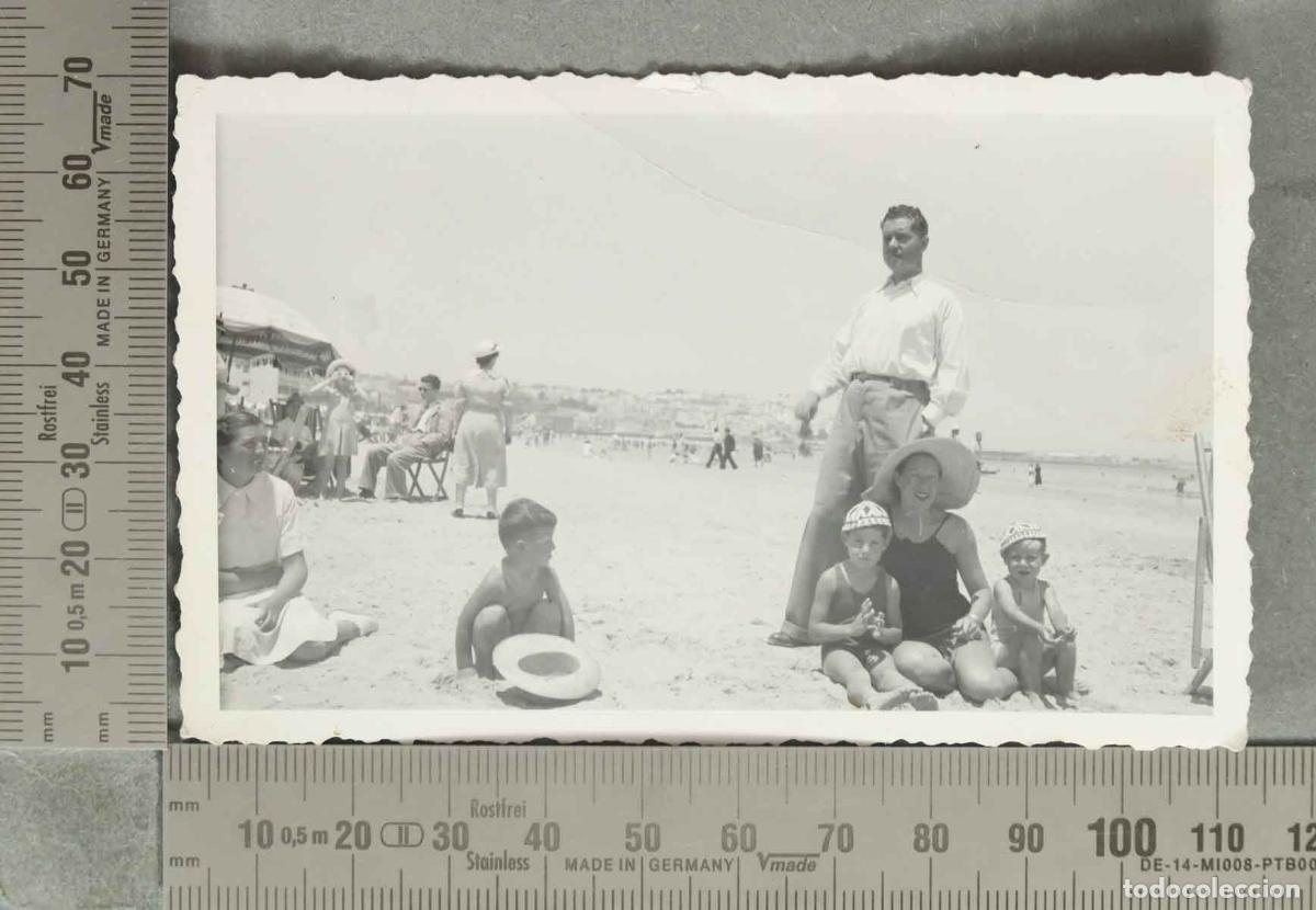 Fotografia antiga: FOTOGRAFIA. FAMILIA EN PLAYA. HACIA1 940