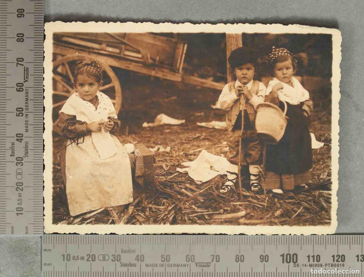 Fotografia antiga: FOTOGRAFIA. Ni&ntilde;os en traje regional - HACIA 1940