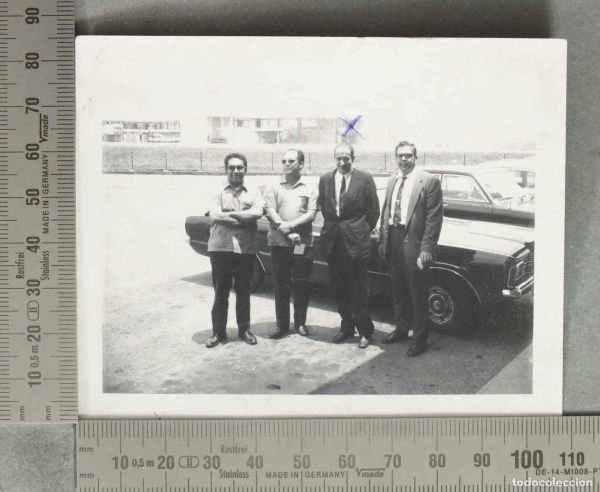 Fotografia antiga: FOTOGRAFIA. Cuatro hombres junto a autom&oacute;vil cl&aacute;sico HACIA 1960