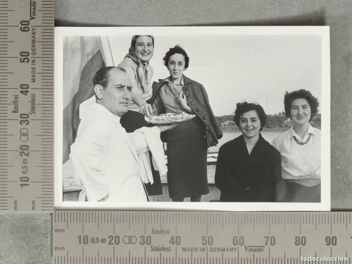 Fotograf&iacute;a antigua: FOTOGRAFIA. Fotograf&iacute;a de grupo - Mujeres y hombre con fuente de comida EN BARCO