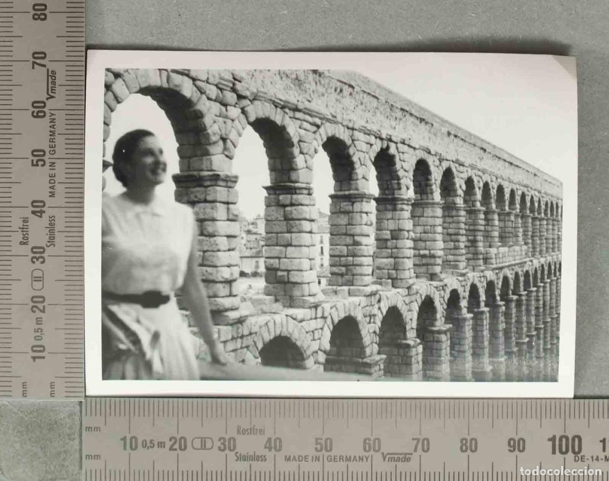 Fotograf&iacute;a antigua: FOTOGRAFIA. Acueducto de Segovia MUJER. HACIA 1970