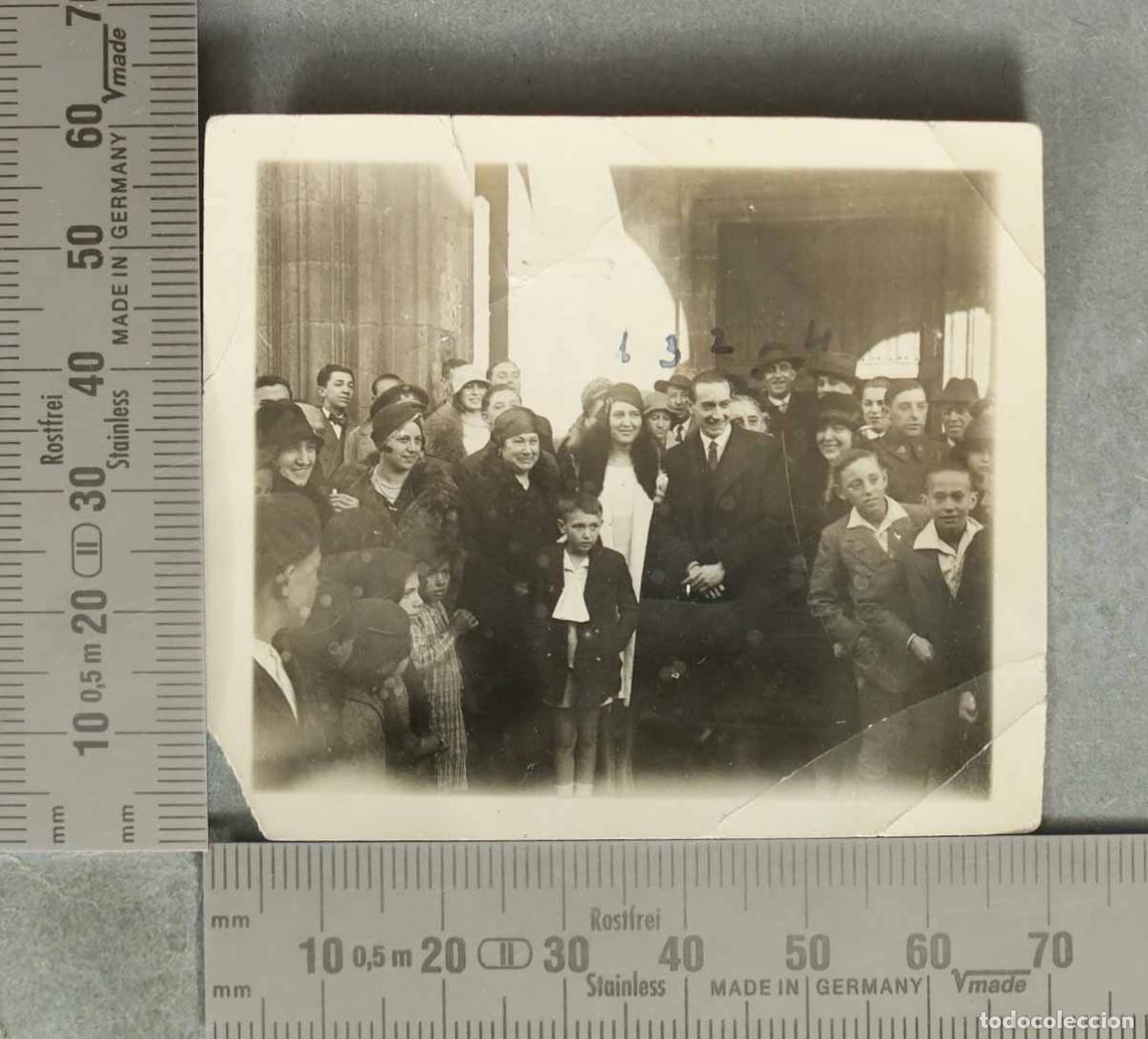 Fotograf&iacute;a antigua: FOTOGRAFIA. Grupo de personas frente a edificio. CELEBRACION. HACIA 1930