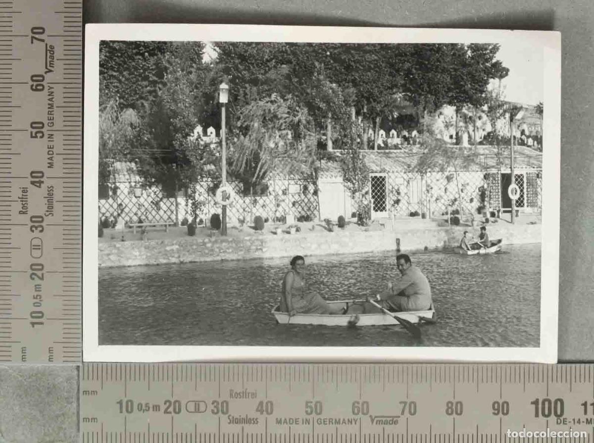 Fotograf&iacute;a antigua: FOTOGRAFIA. Pareja en barca de remos - EL CERRO. 1955
