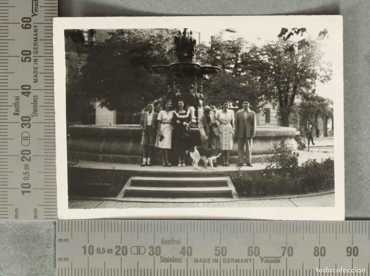 Fotograf&iacute;a antigua: FOTOGRAFIA. Grupo de personas junto a una fuente. HUESCA 1948