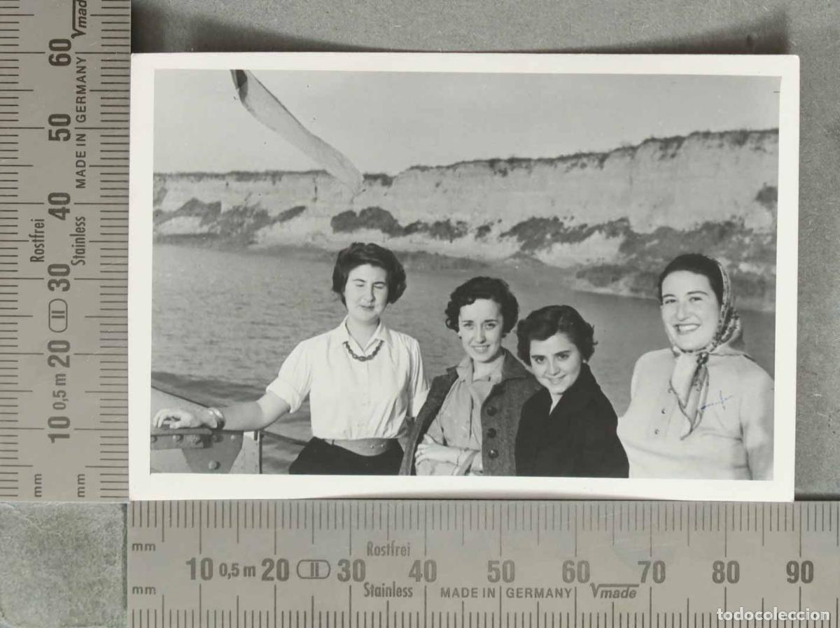 Fotograf&iacute;a antigua: FOTOGRAFIA. Retrato de cuatro mujeres j&oacute;venes en una embarcaci&oacute;n. CANAL DE SEVILLA. HACIA 1960