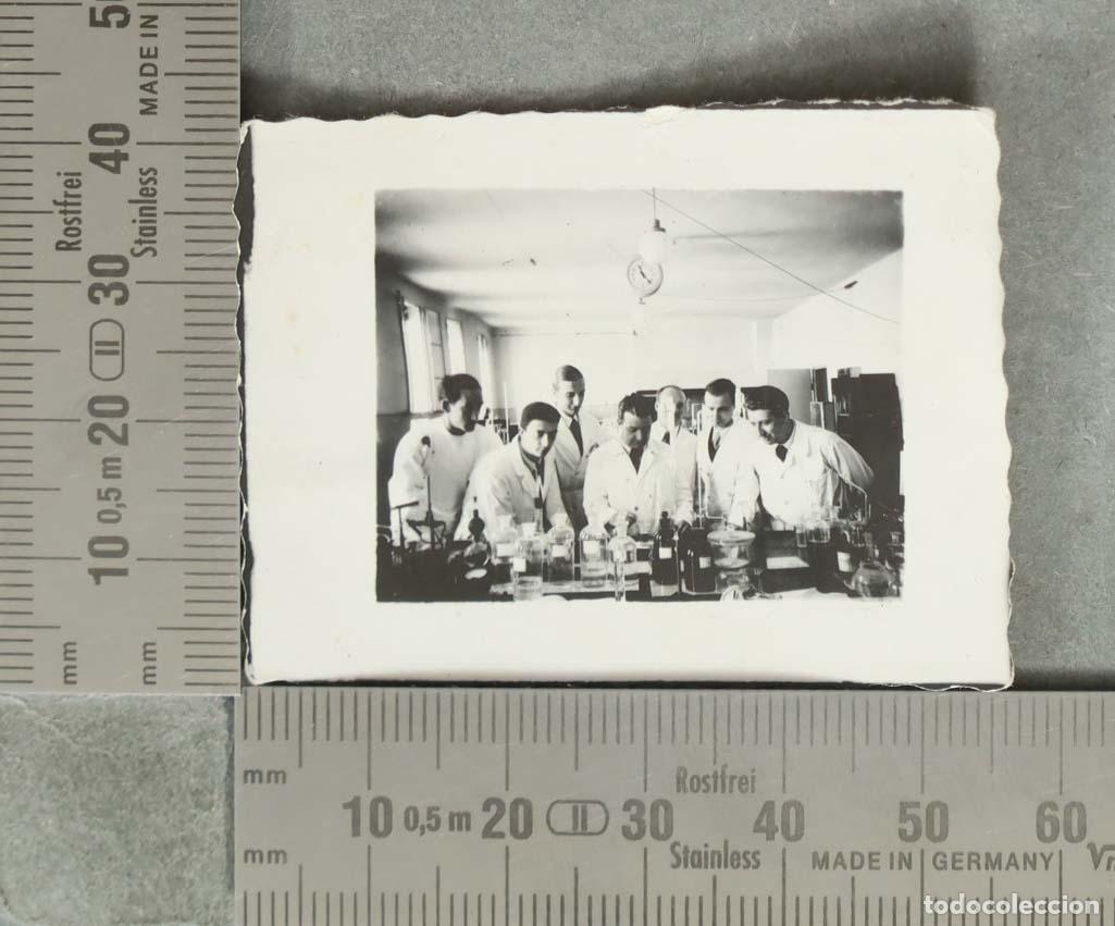 Fotograf&iacute;a antigua: FOTOGRAFIA. Cient&iacute;ficos e investigadores en laboratorio qu&iacute;mico HACIA 1930