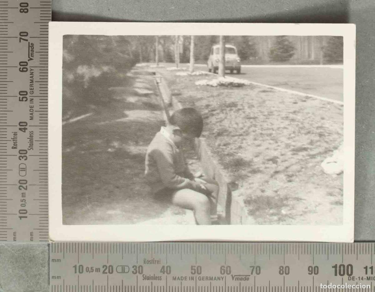 Fotograf&iacute;a antigua: FOTOGRAFIA. Ni&ntilde;o sentado en el borde de la carretera con 600. HACIA 1960