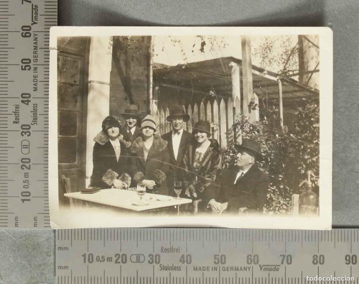 Fotograf&iacute;a antigua: FOTOGRAFIA. Grupo de personas en un jardin - HACIA 1920