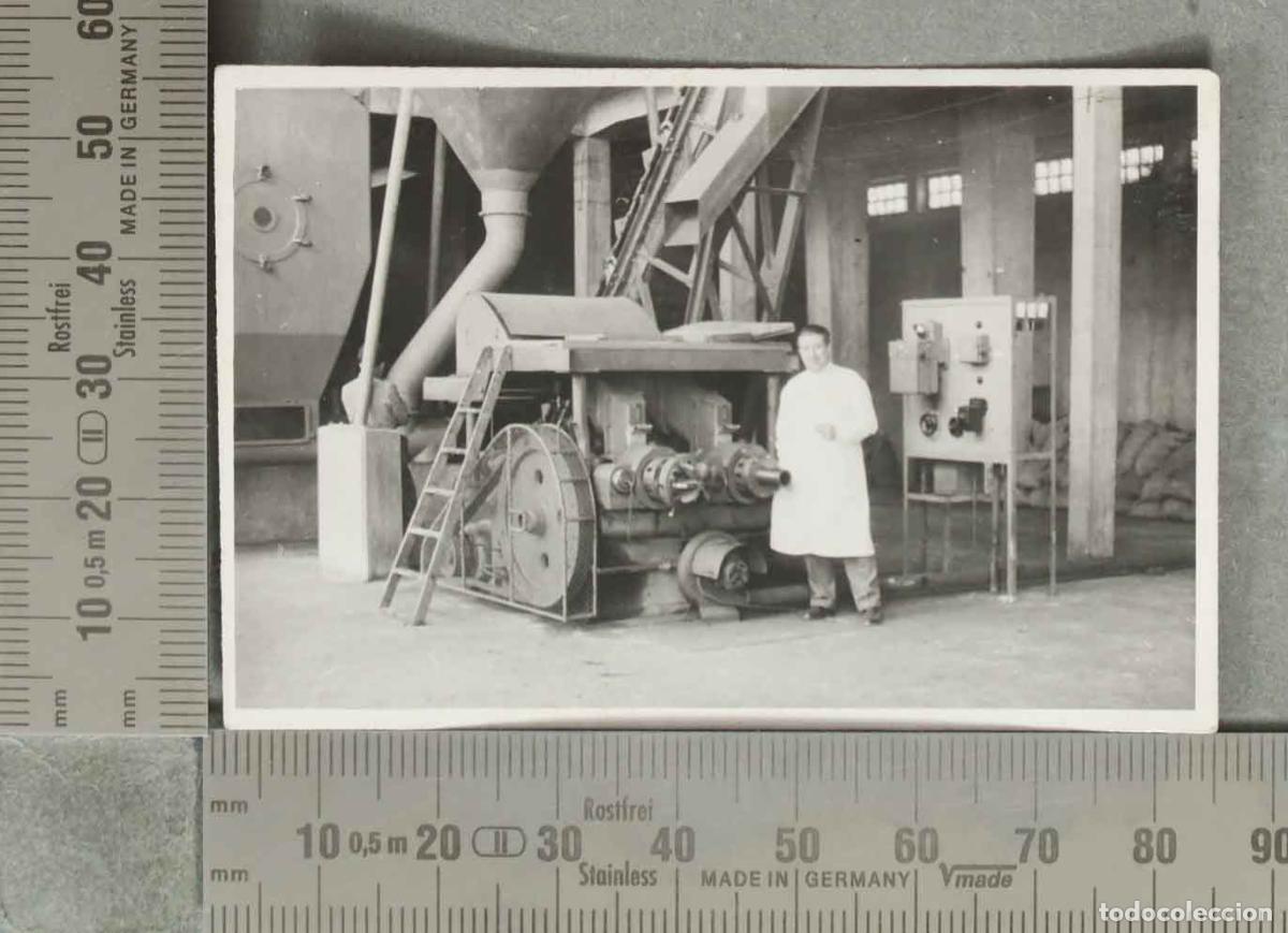 Fotograf&iacute;a antigua: FOTOGRAFIA. Hombre junto a maquinaria industrial REVENGA? 1948