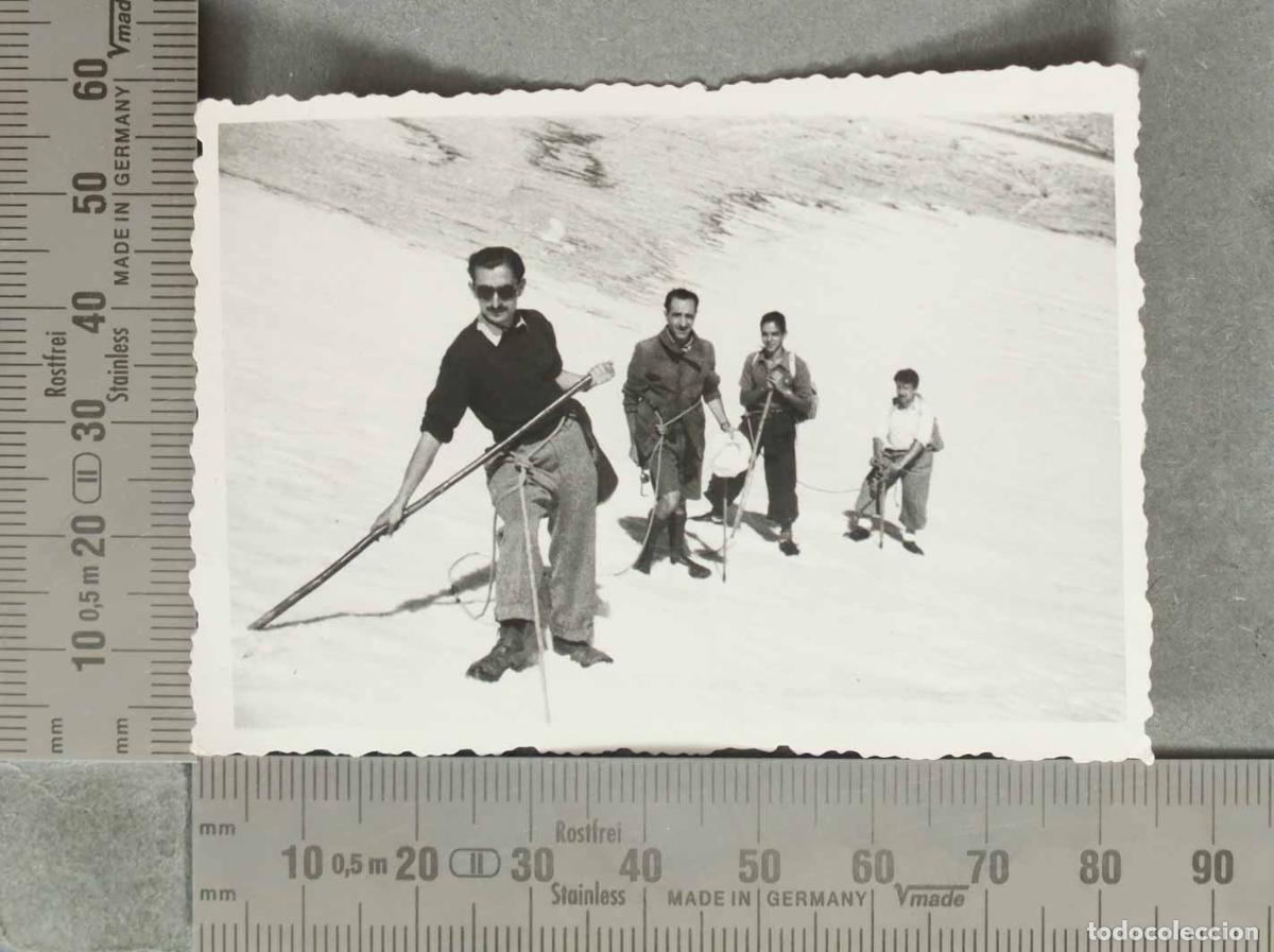 Fotograf&iacute;a antigua: FOTOGRAFIA. Monta&ntilde;eros ascendiendo por ladera nevada. HACIA 1940