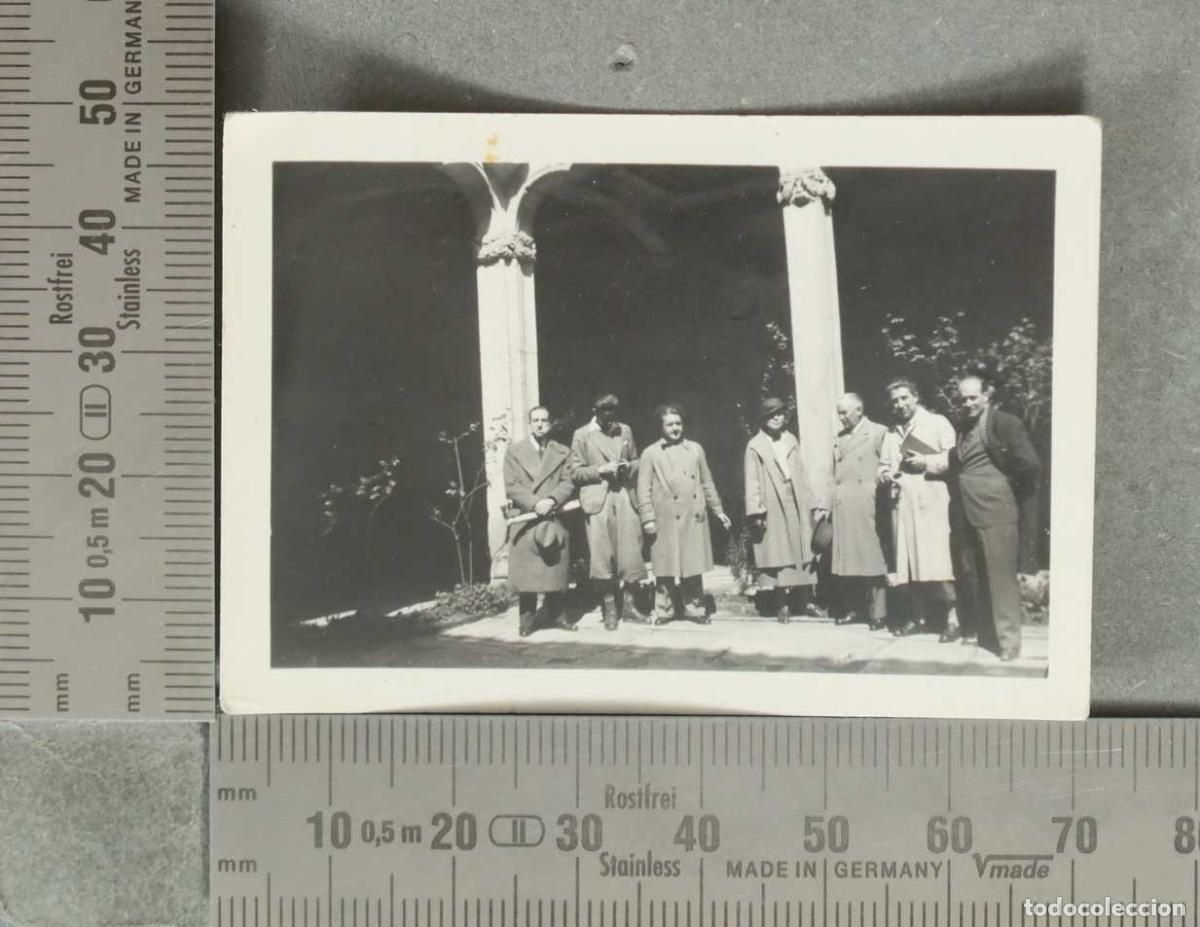 Fotograf&iacute;a antigua: FOTOGRAFIA. Grupo de personas posando en el exterior de claustro. HACIA 1940