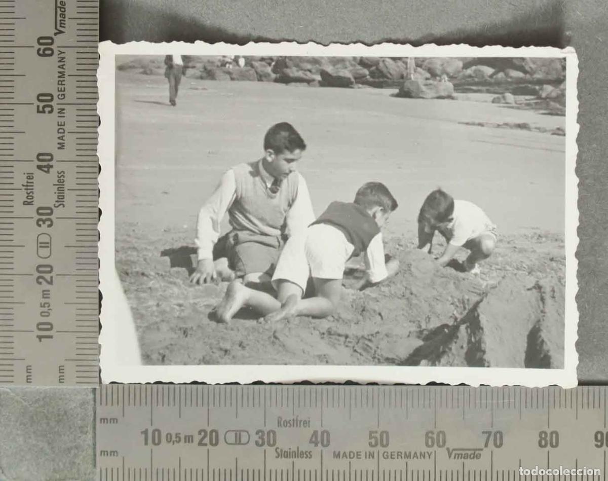 Fotograf&iacute;a antigua: FOTOGRAFIA. Ni&ntilde;os jugando con la arena HACIA 1940