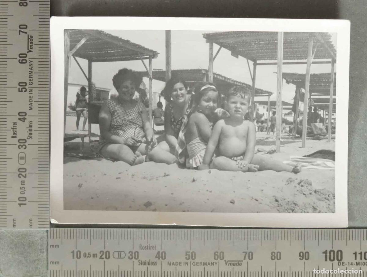 Fotograf&iacute;a antigua: FOTOGRAFIA. MUJERES CON NI&Ntilde;OS EN PLAYA. HACIA 1960