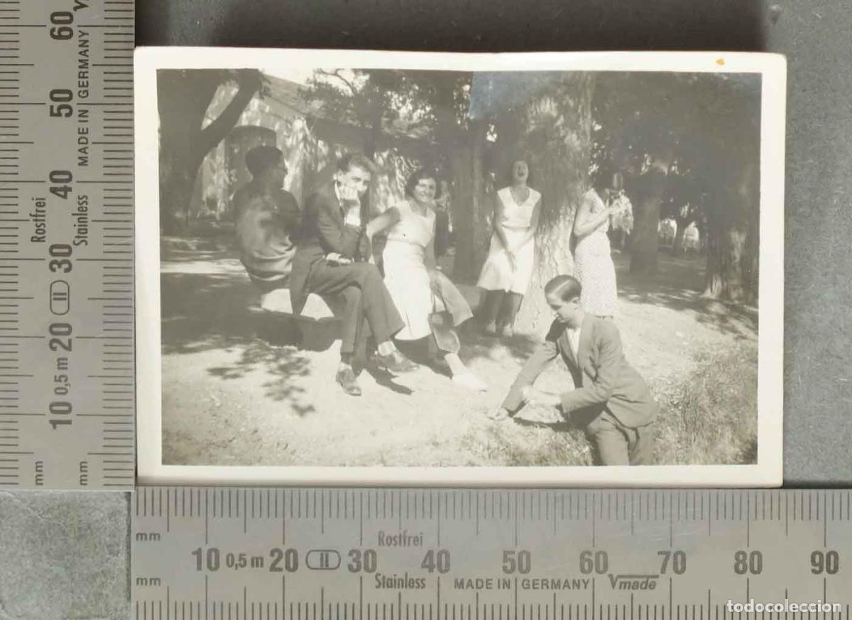 Fotograf&iacute;a antigua: FOTOGRAFIA. Grupo de j&oacute;venes en una arboleda HACIA 1920